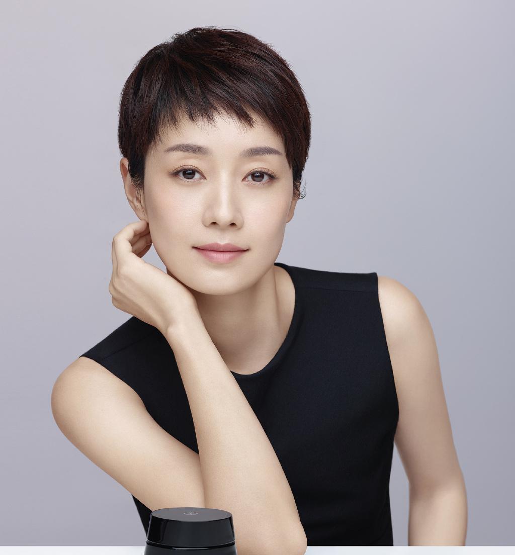 马伊琍只是换了一款发型,显得减龄时髦气质出众,不像42岁辣妈