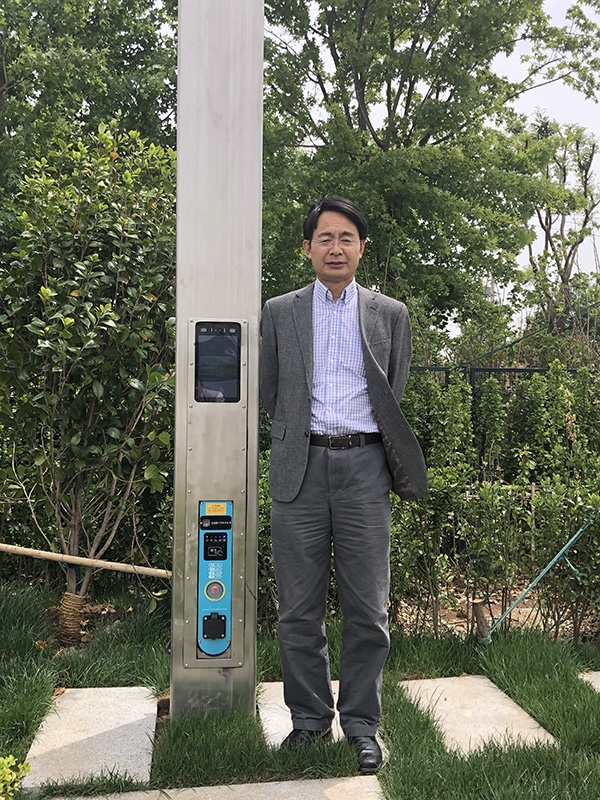 孙夕庆站在他设计的5G智慧塔前。他有了新的创业方向。受访者供图