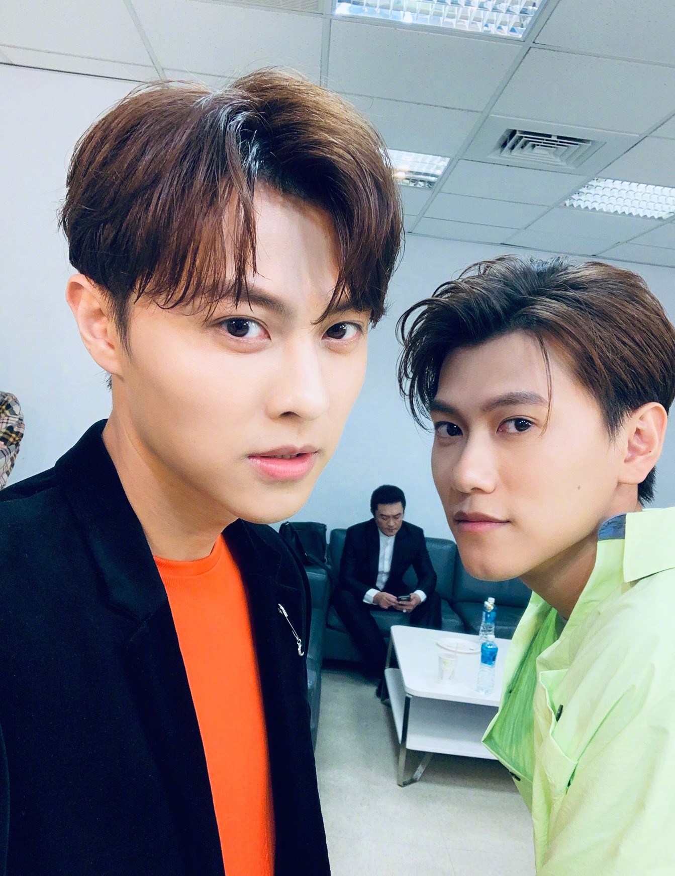 王子邱胜翊毛弟晒合影 帅气吸睛引热议