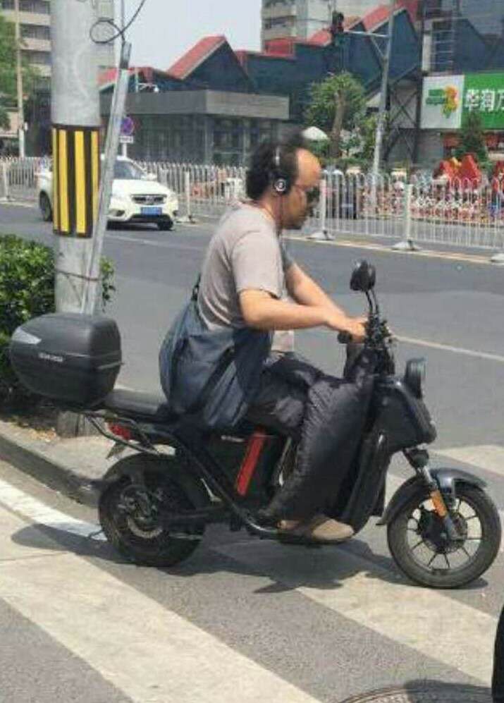 49岁窦唯骑电动车上街,衣着邋遢沾满灰,网友:窦仙儿