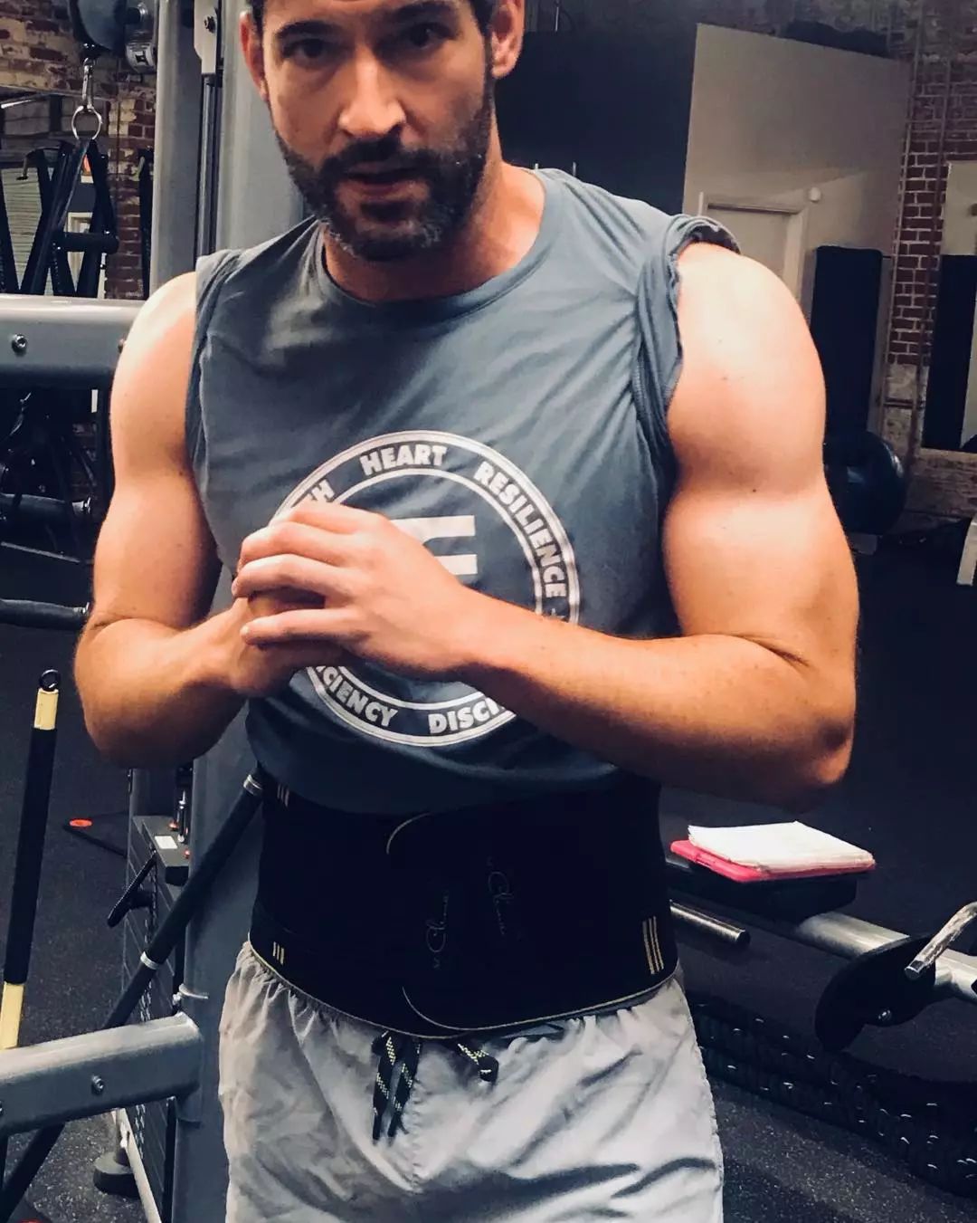 据说主演tom ellis是一个超级敬业的男人,每次新季度开拍都会去提前三