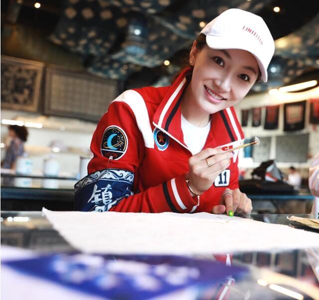 吴茉彤亮相戛纳电影节 东方第一染惊艳红毯