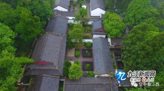 航拍庐山白鹿洞书院林木茂密环境幽静空中看江西