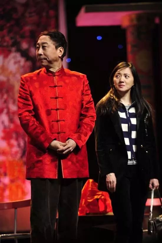 62岁的冯巩隐瞒了36年的妻子是她难怪一直不露面