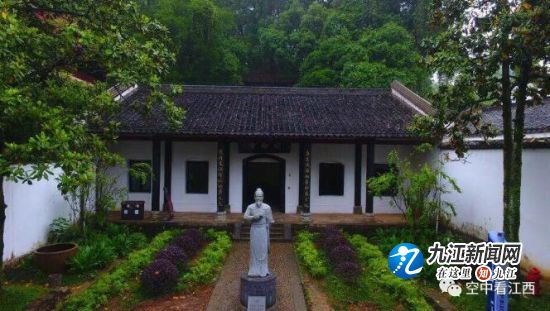 航拍庐山白鹿洞书院林木茂密环境幽静空中看江西