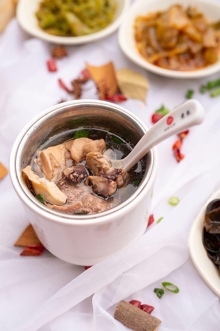 精选新鲜散养黑猪肉,加入冬笋目鱼,香菇和当归,再以花椒调味目鱼将汤