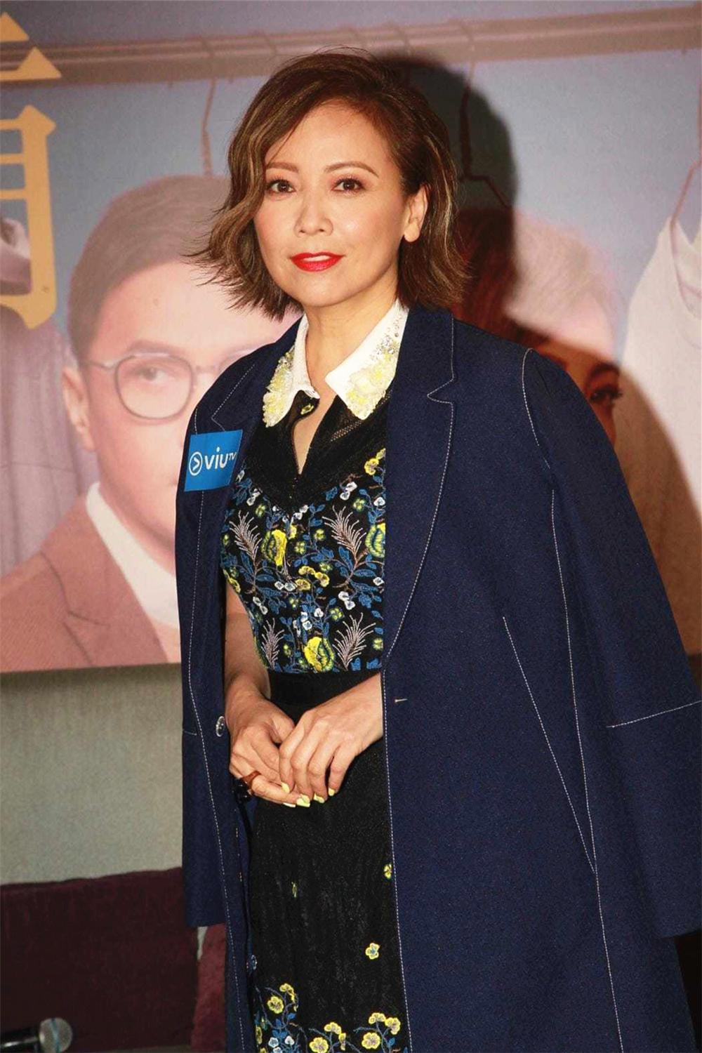 邓萃雯53岁又怎么样?披大衣配印花裙气质出众又高级,美得精致