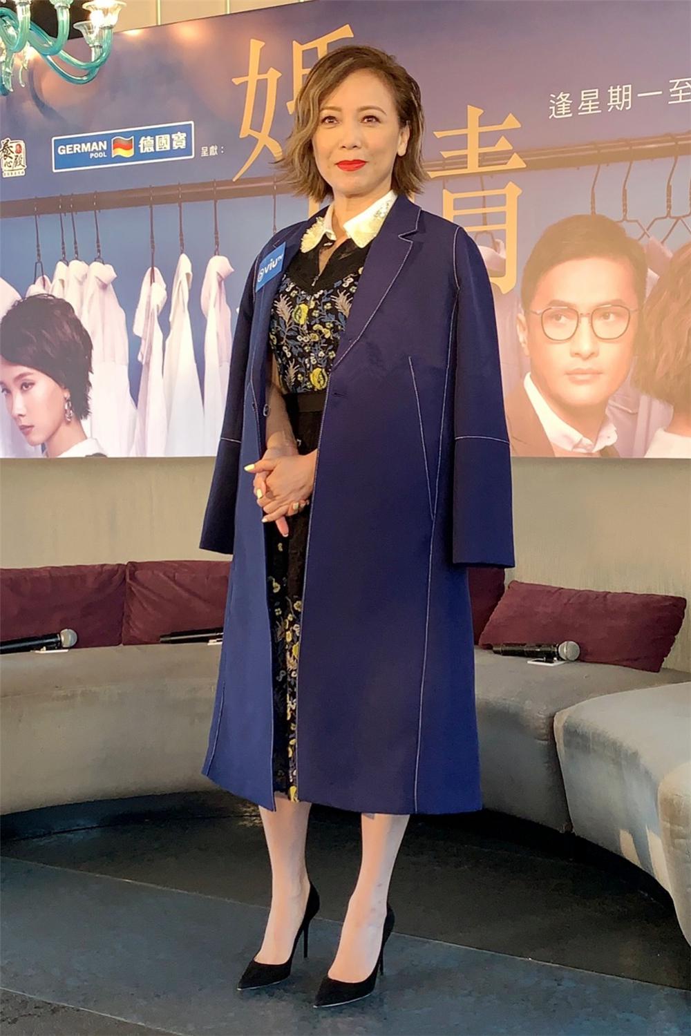邓萃雯53岁又怎么样?披大衣配印花裙气质出众又高级,美得精致