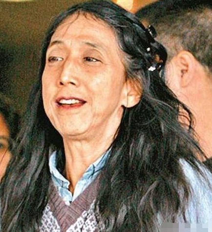 赌王最美的女儿何超英,曾身价上百亿,死后却连墓碑都没有