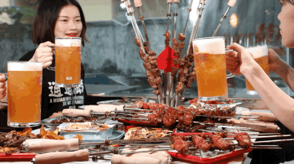 王炸!扑克牌比人高,啤酒罐能游泳…还有买一送一优惠等你来撩!