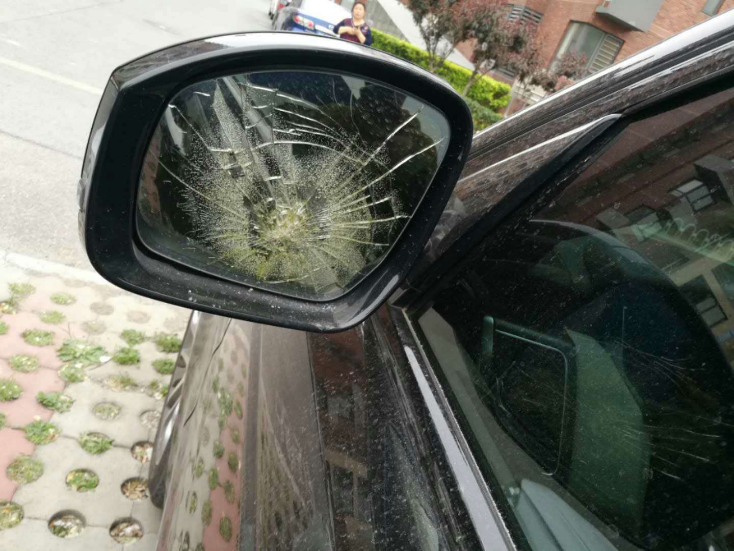 北京砸车事件:北京一小区一周内近20辆车遭黑手 警方介入调查 该小区地上及地下车位发生两起多车被砸事件,涉事车辆均是后视镜受损。受访者供图