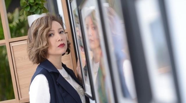 53岁郑萃雯高调现身波波头染个亚麻色发色年轻20岁很时尚