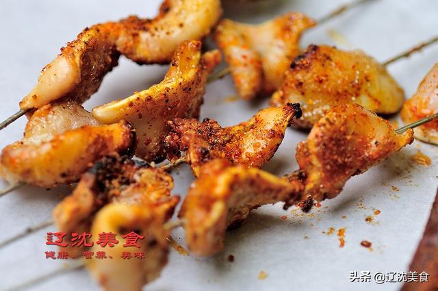 这个真香,刹那间我对烤串师傅崇拜了,烤得真好吃,这是金钱骨,猪身上
