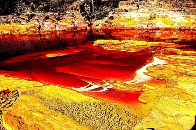 虽然说河水呈红色,看起来非常漂亮但一般人也不敢去接触更不敢去喝
