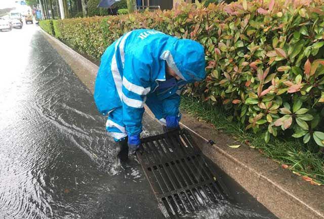 200余人上阵防汛抢险,市区道路排水基本畅通