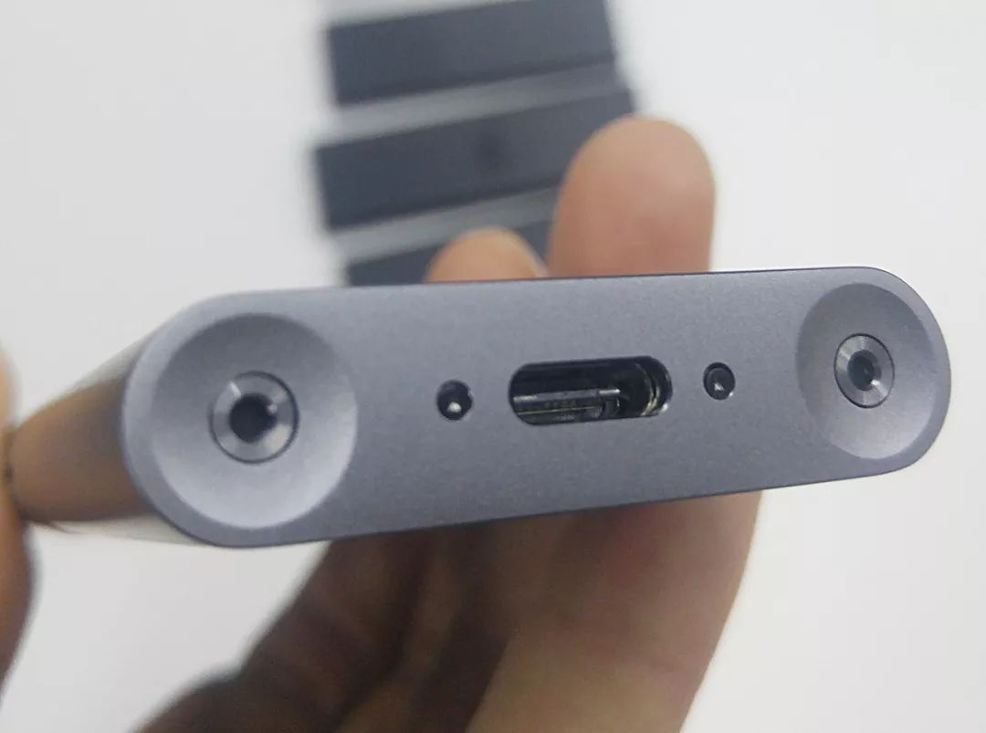 底部mic孔效果▲顶部mic孔效果▲底部外观效果▲背面整体效果▲真面