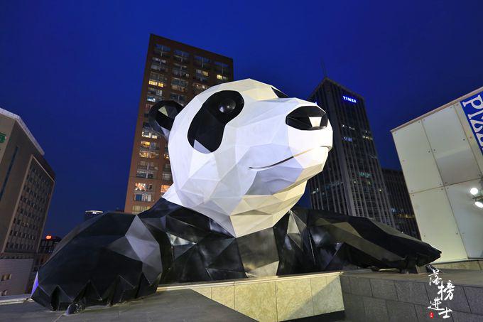 成都最繁华的一条路,网红大熊猫成标志性建筑物,吸引无数游客