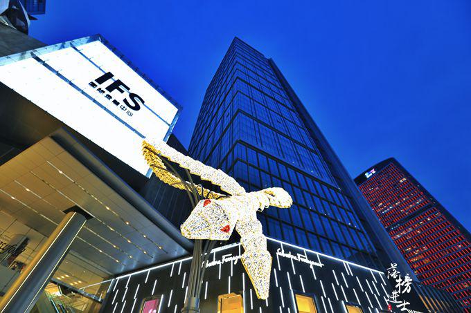 成都最繁华的一条路,网红大熊猫成标志性建筑物,吸