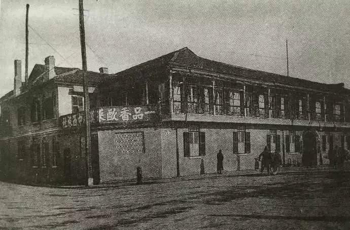 东亚旅馆,大东旅社并称为"三东一品",为上海酒店行业中的佼佼者