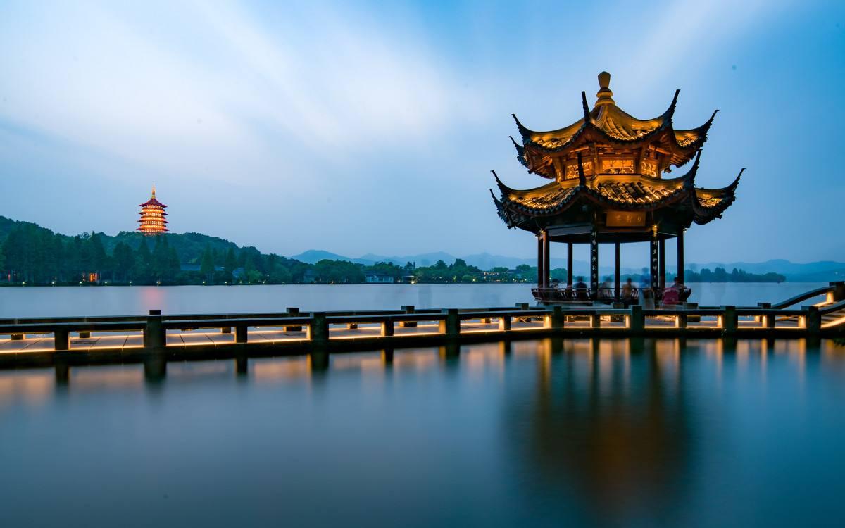 杭州西湖与武汉东湖比较,哪个更能吸引你?哪个更值得玩?