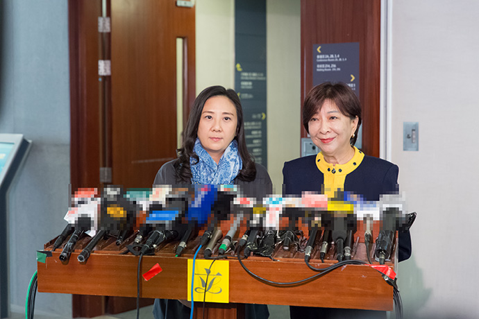 香港民建联立法会卫生事务发言人蒋丽芸（右）和立法会议员葛珮帆（左）。 受访者供图