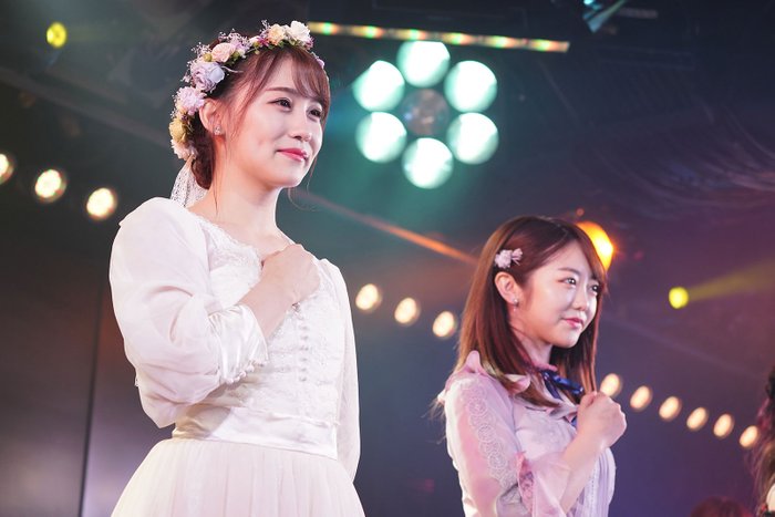 akb48小嶋真子毕业公演 与峯岸南等同台演唱时热泪盈眶