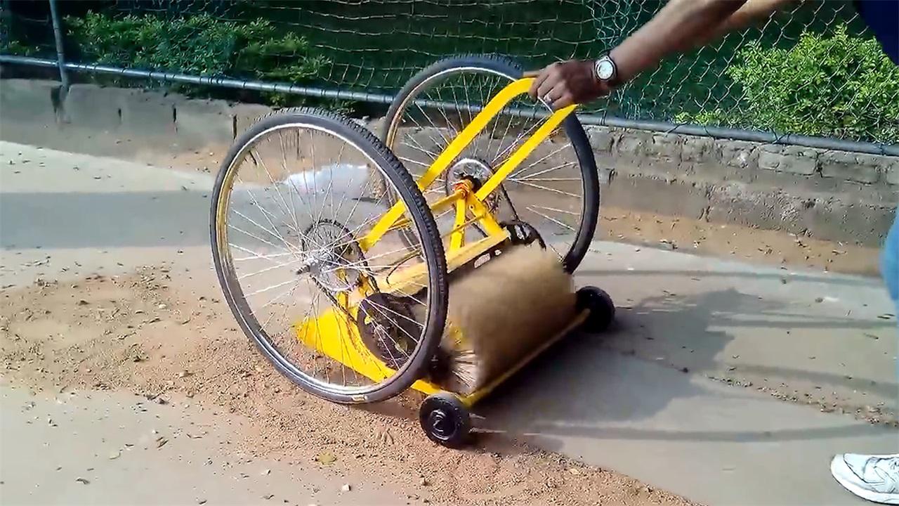 民间牛人发明"自行车"路面清洁机,不用油不用电,造价200元