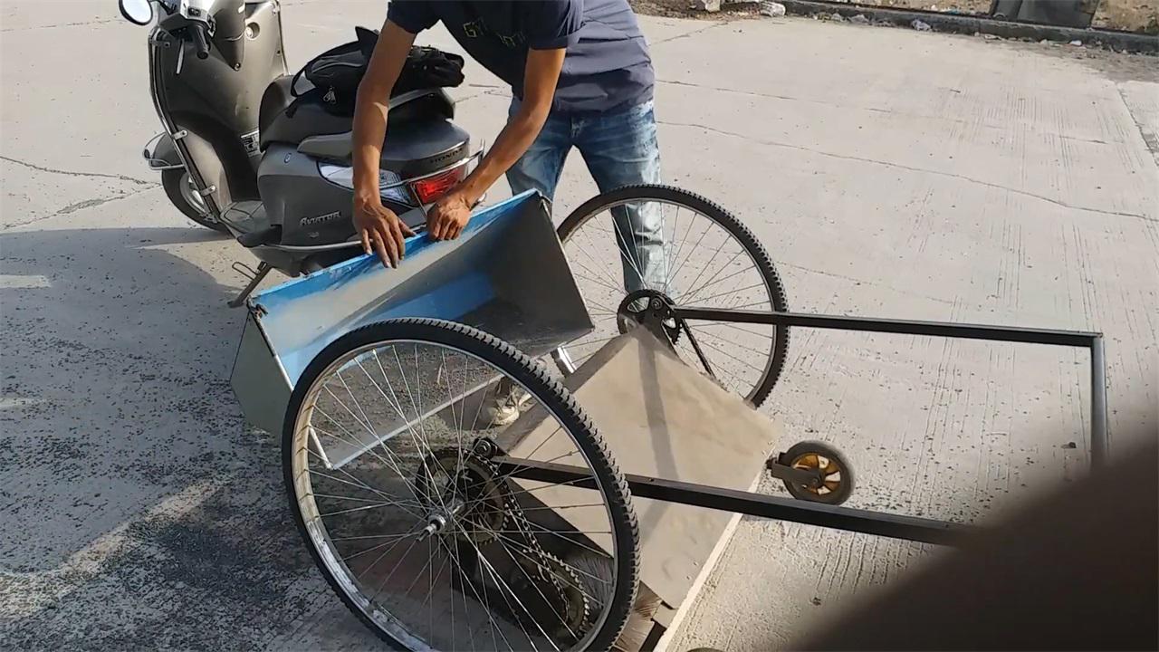民间牛人发明"自行车"路面清洁机,不用油不用电,造价200元
