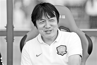 谢峰(资料图)5月15日,河北华夏幸福俱乐部教练组发生变动,科尔曼成为