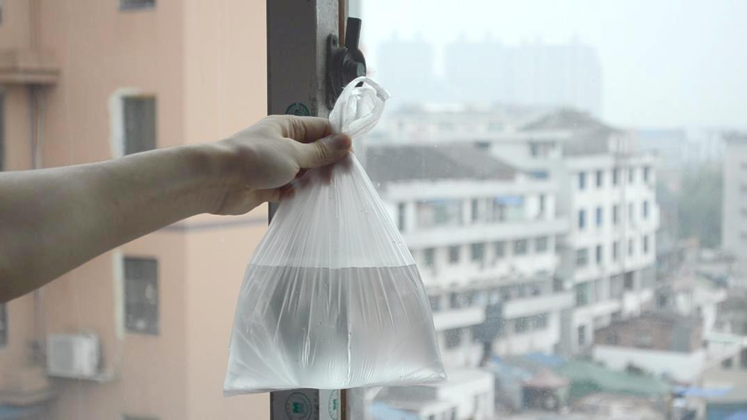 塑料袋里装点水,这个用途太聪明了,一年省下不少钱,涨知识了
