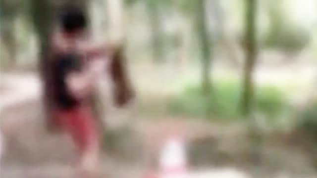 “我养的打死又怎样”男子当众虐狗将其打死