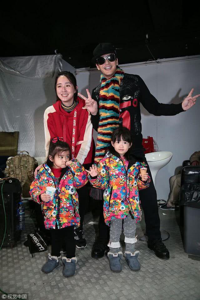 陈晓东晒亲子运动照,两个女儿呆萌可爱,姐妹俩长得超像