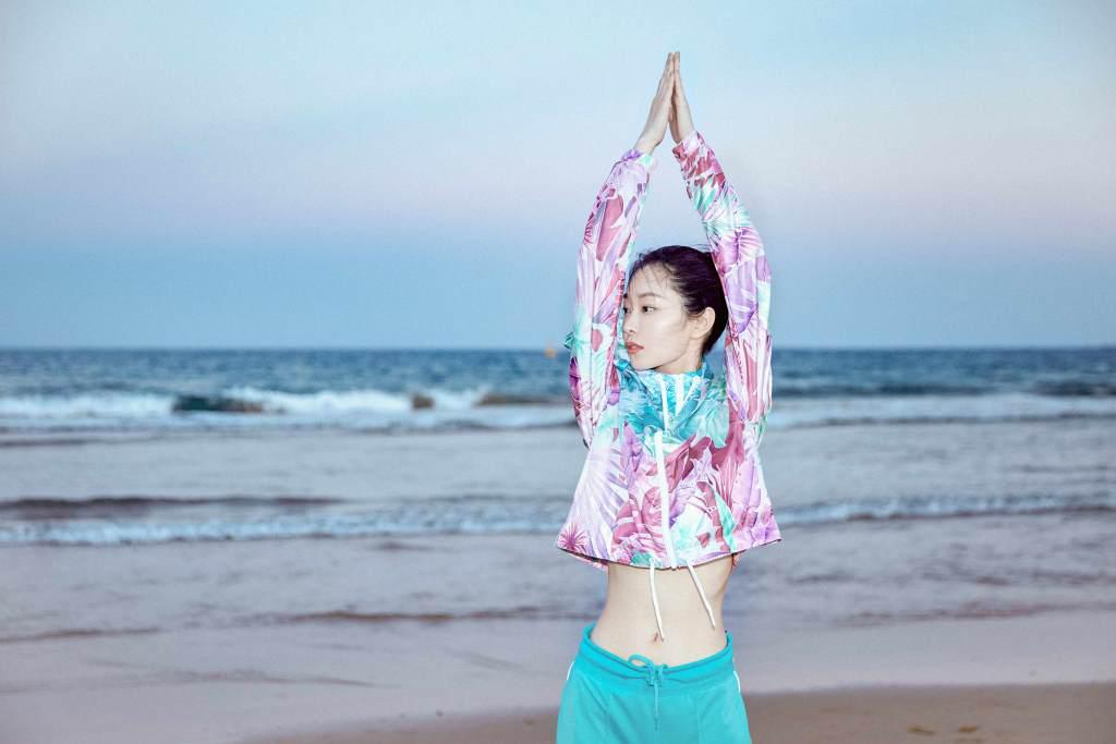 宋轶不止皮肤白到发光穿印花外套配运动裤,手一抬狂秀20厘米小腰