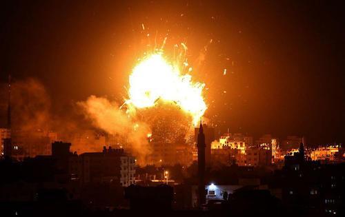 美军战舰刚就位,空袭就突然打响,伊朗多处军事目标遭炸毁!