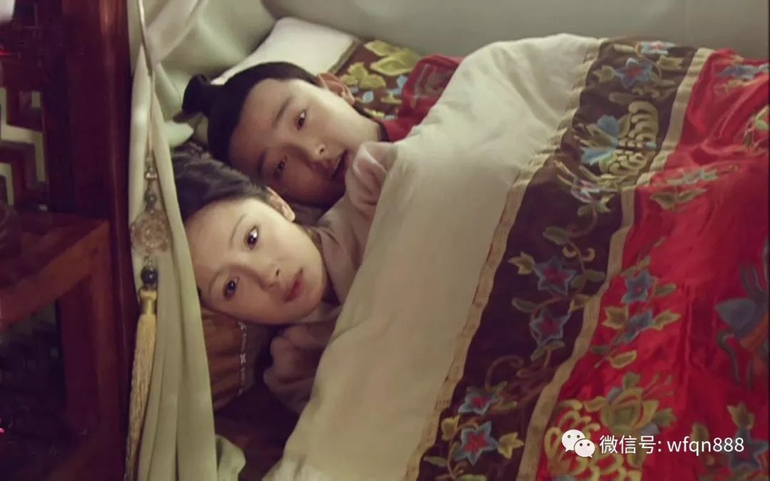 洞房夜,小偷躲在新娘床底下,被抓后自称是医生,衙役:找个妓女对付他