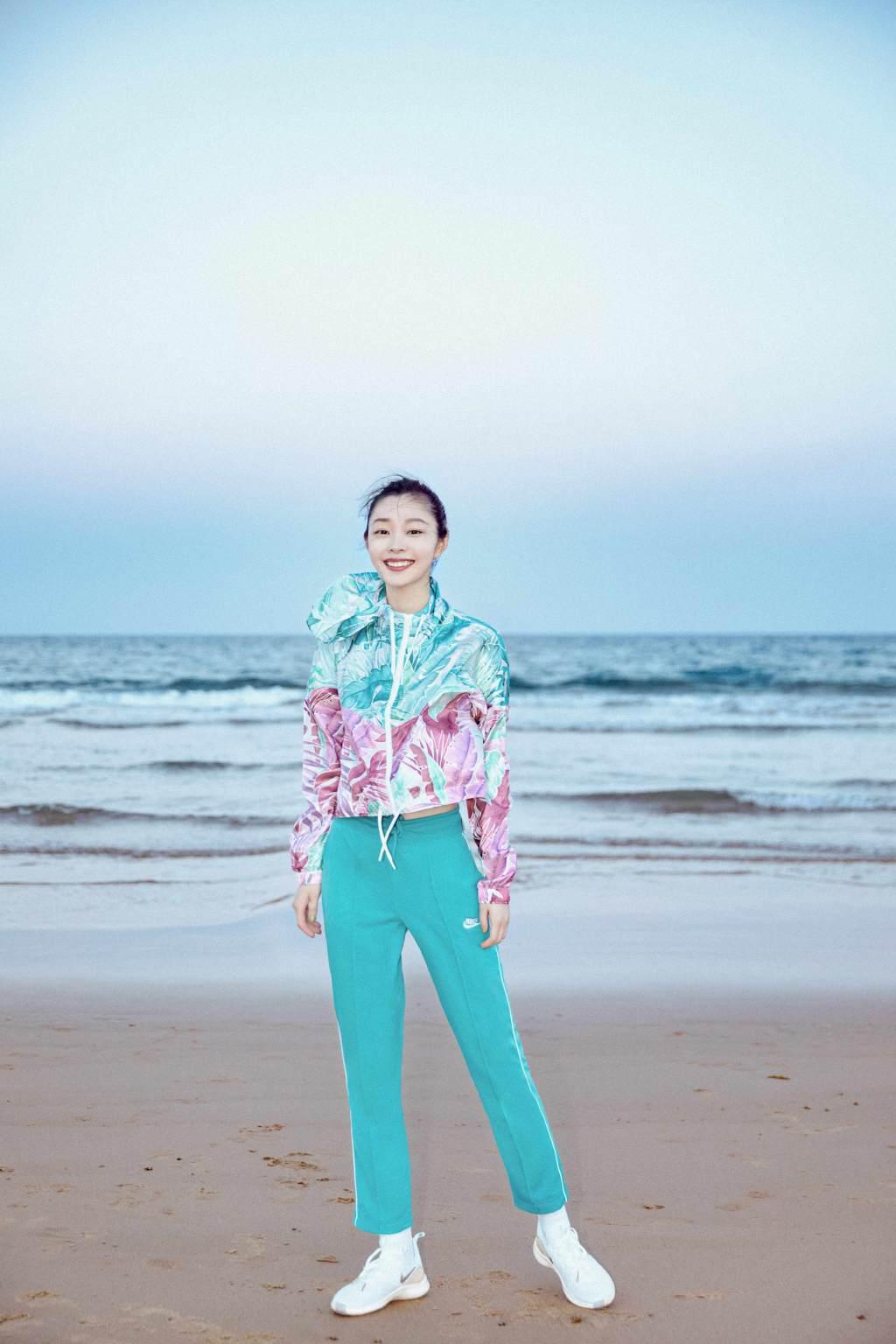 宋轶不止皮肤白到发光穿印花外套配运动裤,手一抬狂秀20厘米小腰