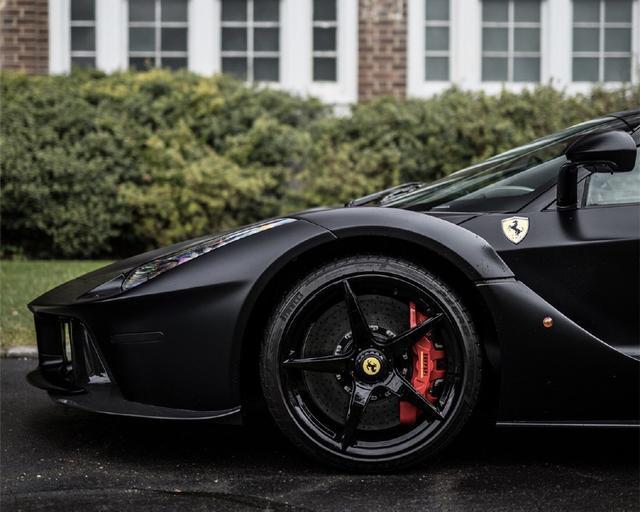 法拉利拉法,超级黑骏马一匹