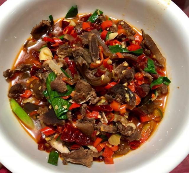 这些农村娃爱抓的野味,柴火灶热铁锅,加上辣子炒一炒,贼香!