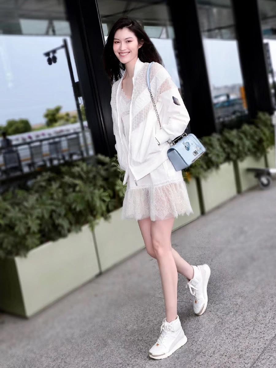 何穗机场照,白色连衣裙秀大长腿,网友:超模一出手就知有没有!