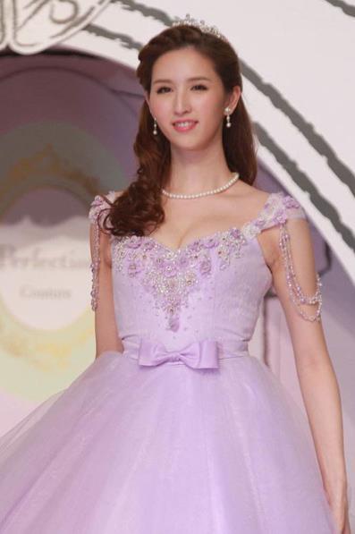 她19岁就出道,家中欠债后跟大54岁富豪在一起,如今31岁未婚