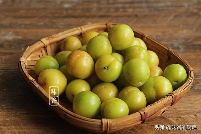 小满将至，这水果大量上市，用糖腌制一下，酸甜脆爽，开胃助消化|李子|酸甜|水果_新浪新闻