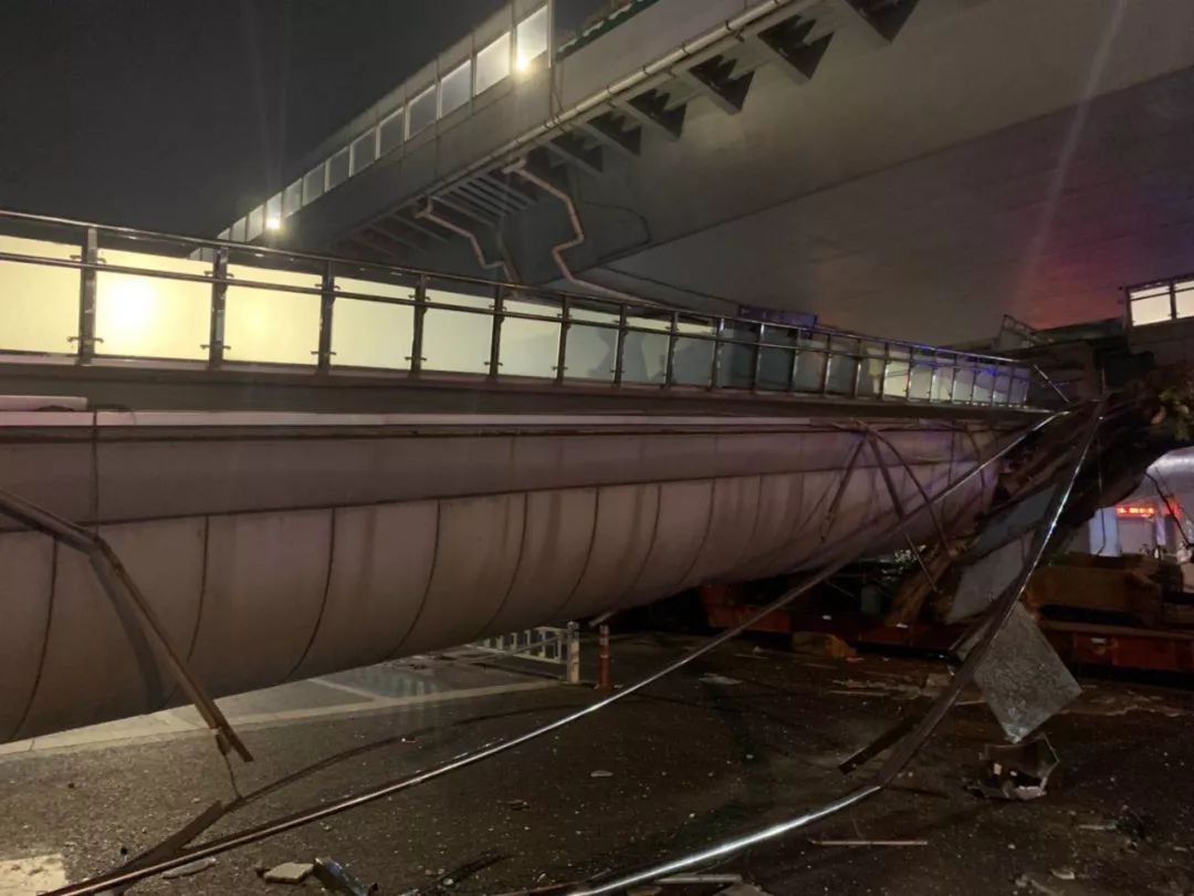 过街天桥被大货车撞塌!目击者:半分钟跑下桥,转身一看桥塌了!