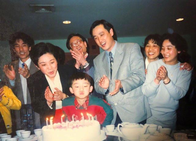 太低调了,郑恺童年父母照曝光,光看穿着和阵仗就知道不是一般人