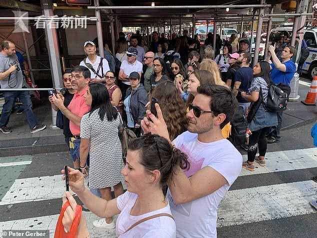 纽约时代广场广告牌突然起火,群众围观拍照