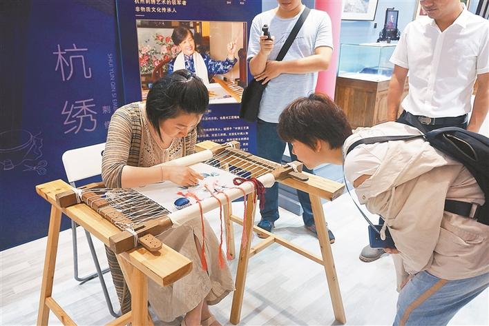 杭绣工艺大师陈水琴九方空间展绝技