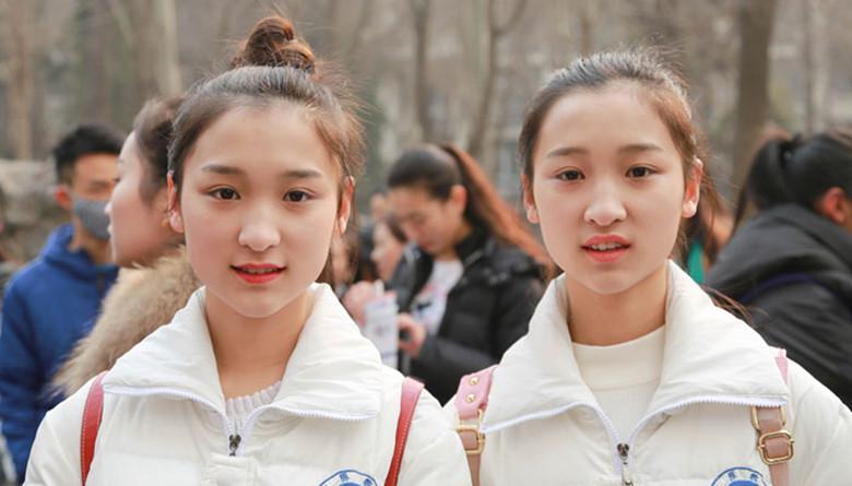 艺考的女生为何不能披头散发,统一都是大背头?来听听监考官咋说