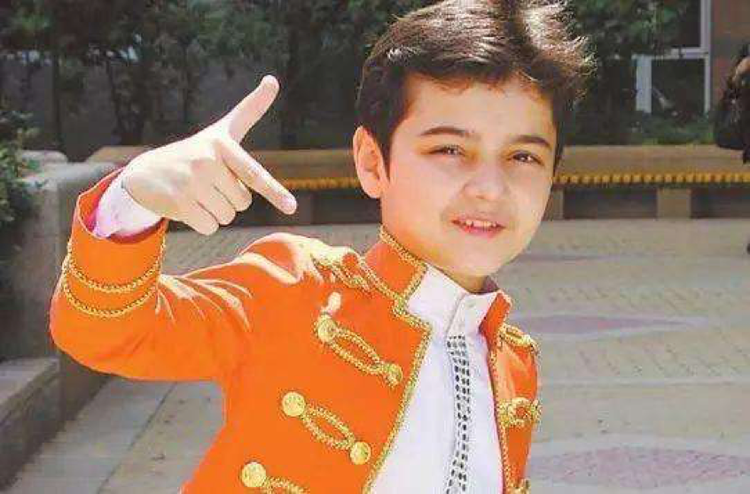 童星阿尔法近照变化太大认不出，网友：才20岁怎么这么显老