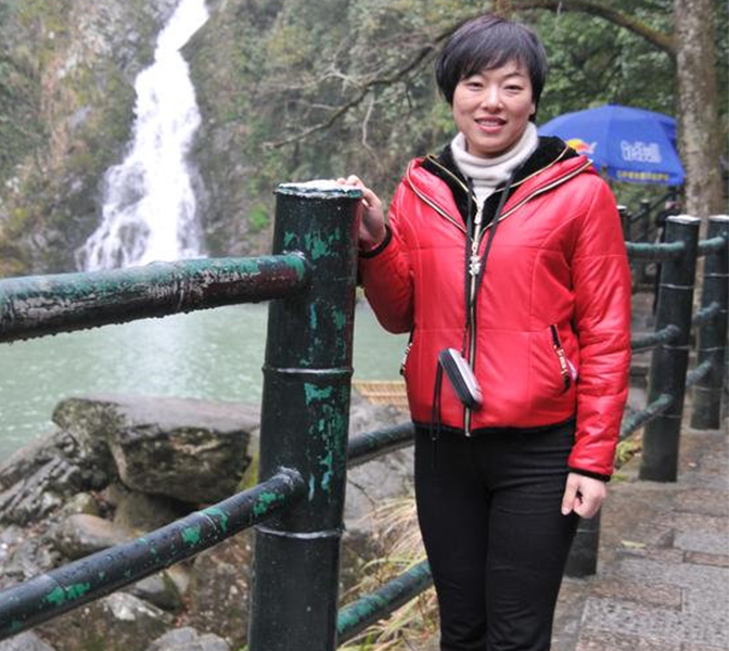 徐文娟法官生前照片一位与徐文娟共事的执行员回忆,当时她每天都要喝