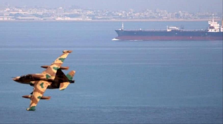 在海湾和阿曼海的海军演习中，一架伊朗军用飞机飞过一艘油轮。 图半岛电视台