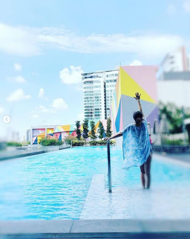 林心如罕见晒泳装照秀背影杀,却被"粗壮"手臂和大腿抢镜